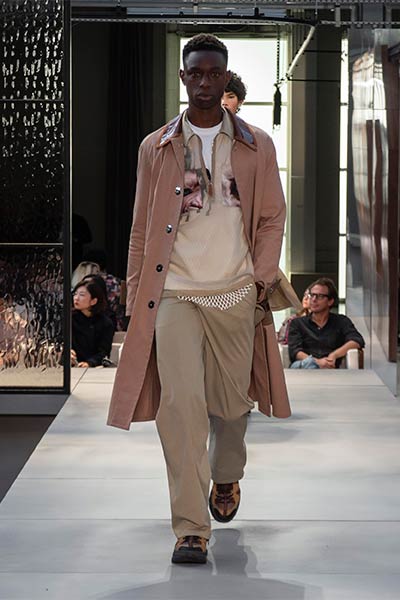 تصاميم راقية بلمسة جريئة ... اليك مجموعة Ricardo Tisci الأولى لدار Burberry